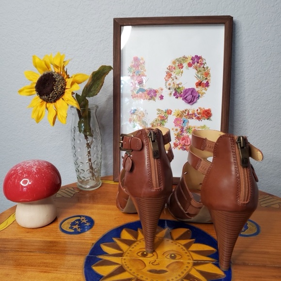 Liz Claiborne Brown Heel Size 8 - Picture 3 of 3